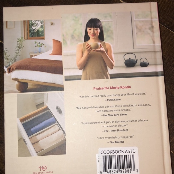 Marie Kondos tidy up minimalist coffee table hardcover book - Picture 9 of 11